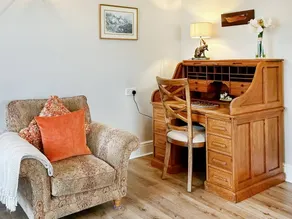 Child-friendly cottage with garden & BBQ | River view | Dogs allowed - Image 4
