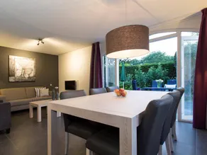 Family-friendly house with terrace, heated pool & garden - Image 4