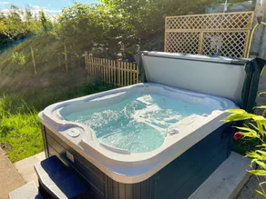 Cottage with BBQ, hot tub & garden | River view - Image 2