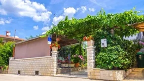 Voll ausgestattetes Ferienhaus mit Grill, Terrasse und Garten - Image 4