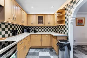 Family-oriented ample house with garden - Image 2