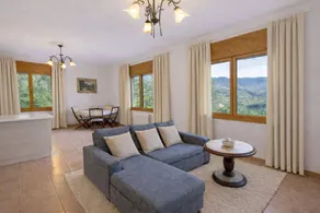 Spectacular views, just 4km to the beach! - Image 3
