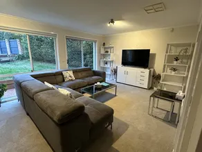 House with garden | Garden view - Image 2