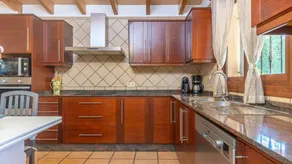 Apartment with pool, barbeque & garden - Image 4
