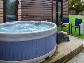 Charmant cottage convivial et familial avec jardin, terrasse et jacuzzi | Vue rivière | Avec animaux acceptés - Image 2
