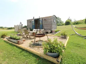 Shepherd's Hut- Hot Tub- Wellness Spa- Wood Burner - Image 4