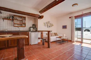 Flat with garden, BBQ & pool - Image 5