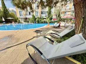 Flat with garden & pool - Image 4