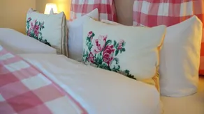 Habitación en casa de familia apta para niños con piscina | Vistas al jardín | Admite mascotas - Image 3