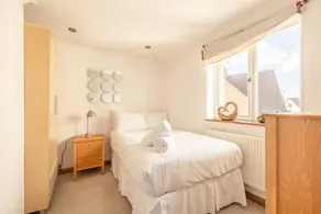 6 Bed Stay Near Windsor | Free Parking + Garden - Image 4