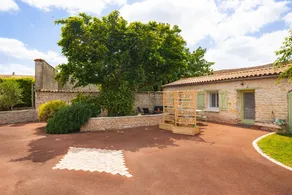 Child-friendly cottage with pool & terrace - Image 4