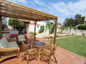 Cottage with garden, BBQ & private pool - Image 5
