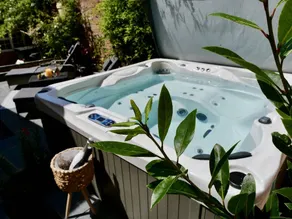 Maison avec barbecue, jardin et jacuzzi - Image 4