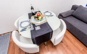 Apartment with garden, pool & barbeque - Image 3