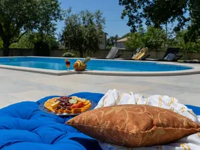 Villa with BBQ & pool - Image 4