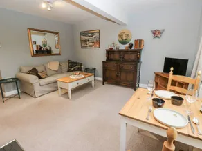 Charming cottage with garden - Image 4