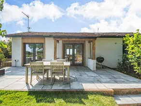 Cottage with barbecue & garden - Image 2
