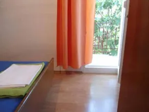 Holiday apartment with garden, barbeque & terrace - Image 5
