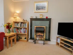 Cottage with terrace & garden - Image 4
