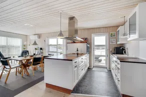 Holiday home with jacuzzi, terrace & sauna - Image 4