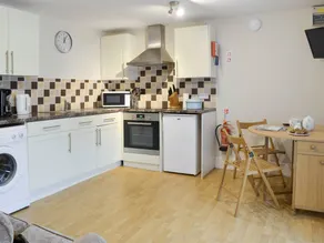 Cottage with garden & pool - Image 3