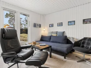 Holiday home with terrace - Image 5