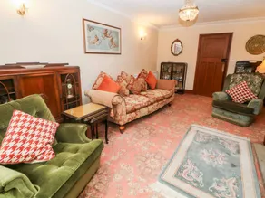 Family-oriented cottage with garden - Image 3