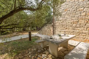 Holiday home with barbeque & garden - Image 4