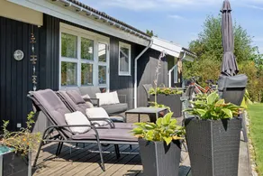 Holiday home with barbeque & garden - Image 4