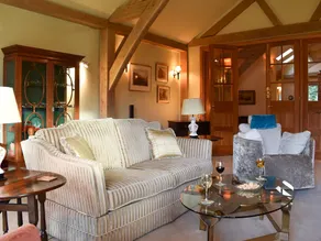 Cottage with hot tub & garden - Image 5