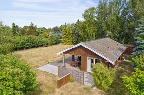 Children-friendly holiday home with barbeque & terrace - Image 3