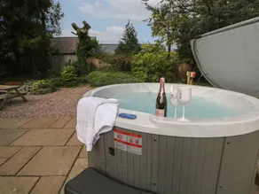 Family-oriented wonderful cottage with hot tub, barbecue & garden | Pets allowed - Image 3