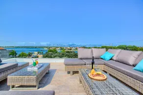 Villa with pool, terrace & barbecue - Image 2