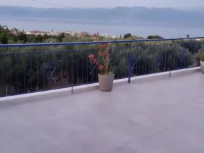 Holiday home with garden & terrace - Image 3