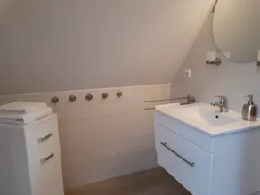 Appartement de vacances adapté aux familles avec barbecue et jardin - Image 5
