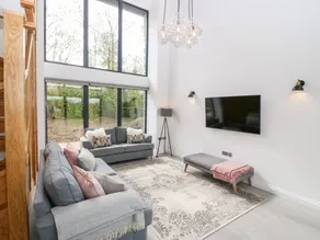 Cottage with garden & jacuzzi - Image 2