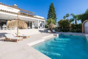 Child-friendly villa with barbeque, terrace & private pool | City view - Image 4