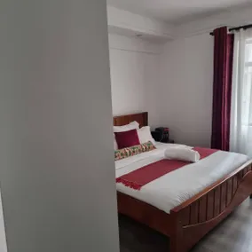Family-friendly apartment with garden - Image 3