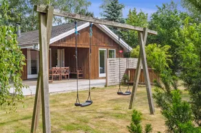 Children-friendly holiday home with barbeque & terrace - Image 4