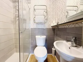 Family-friendly apartment with fast internet - Image 5