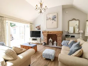Cottage with hot tub & garden - Image 5