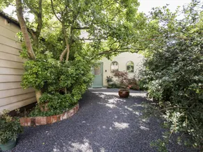 Cottage with garden - Image 2