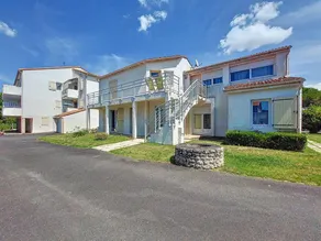 Apartment with garden & terrace - Image 5