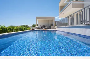 Espaciosa villa apta para familias con terraza, piscina y barbacoa | Vistas a la ciudad - Image 3