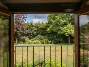 Cottage with garden - Image 3