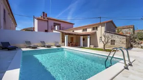 Holiday home with pool, BBQ & garden - Image 5