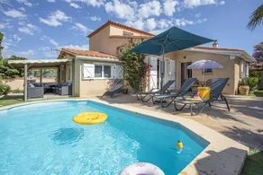 Villa with terrace, BBQ & private pool - Image 5