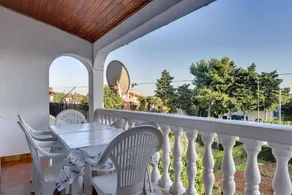 Apartment with barbeque, terrace & garden - Image 2