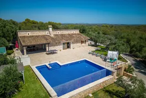 Holiday home with barbecue, garden & terrace - Image 4