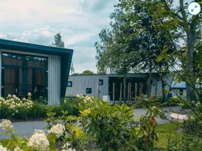 Chalet mit Terrasse und beheiztem Pool - Image 4